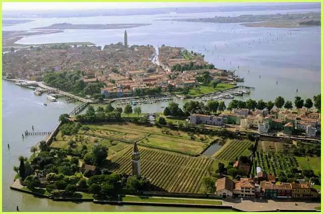 Isla de Mazzorbo unida a Burano